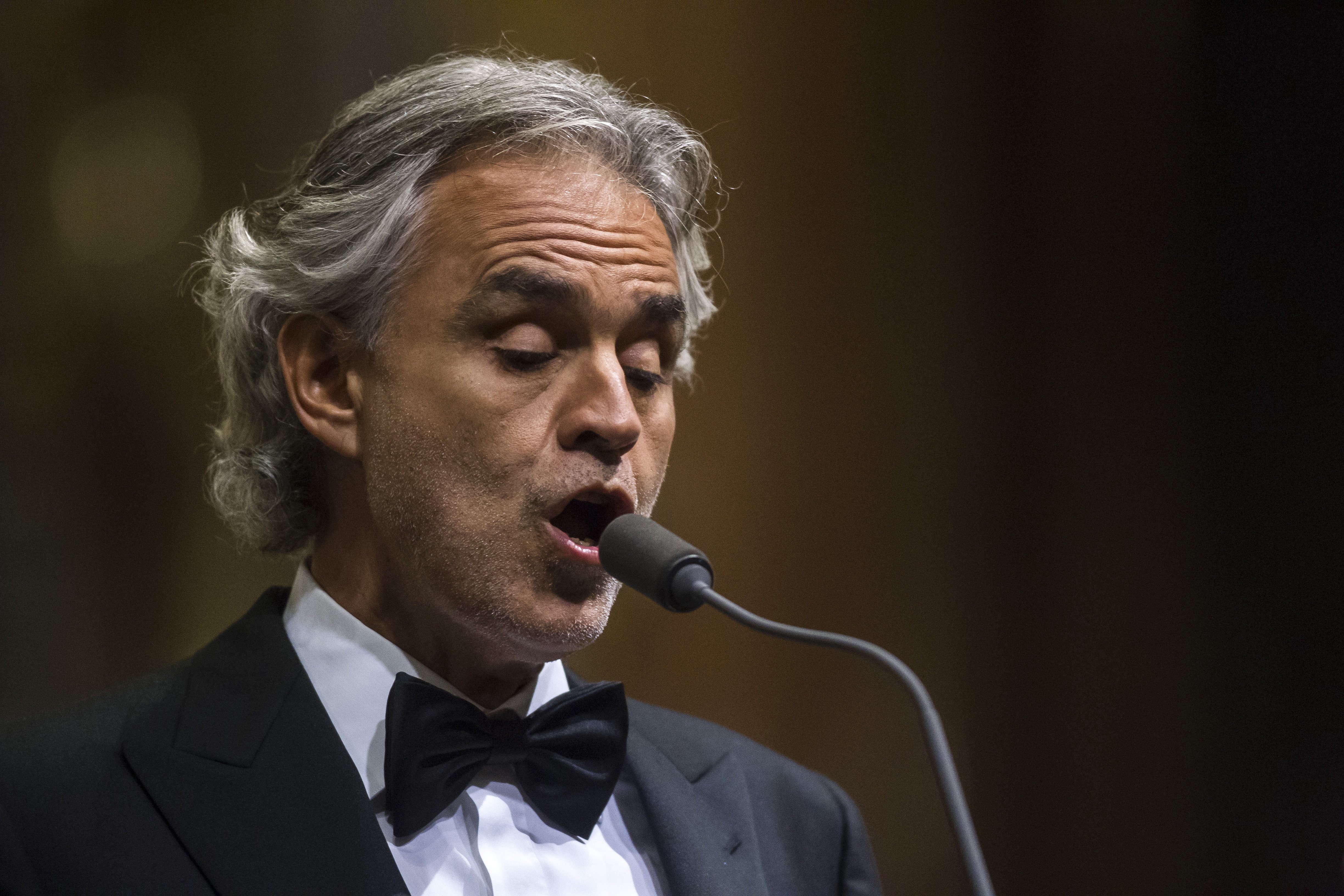 Про оперного певца. Известный итальянский оперный певец. Andrea Bocelli "si (2lp)". Теноры Италии. Итальянские толстые Певцы.